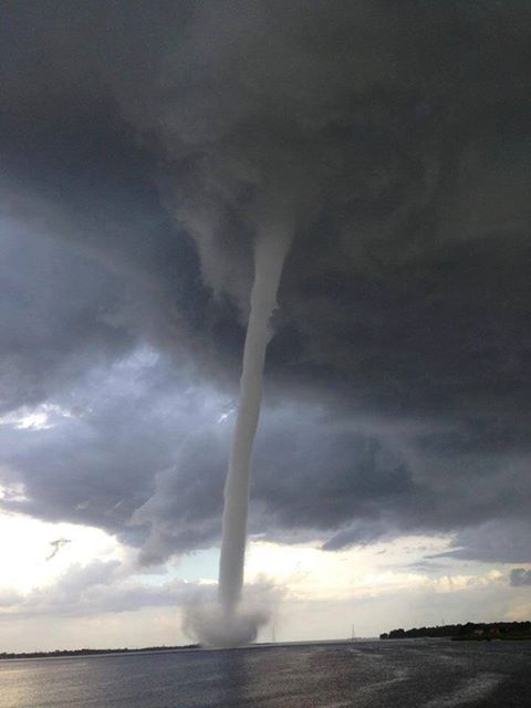 tornado-marino-impresionante